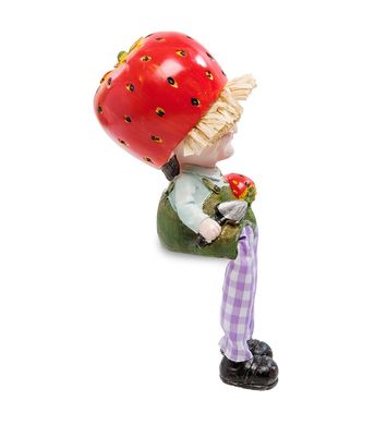 MN-137 Фігурка "Домовичок з урожаєм полуниці"